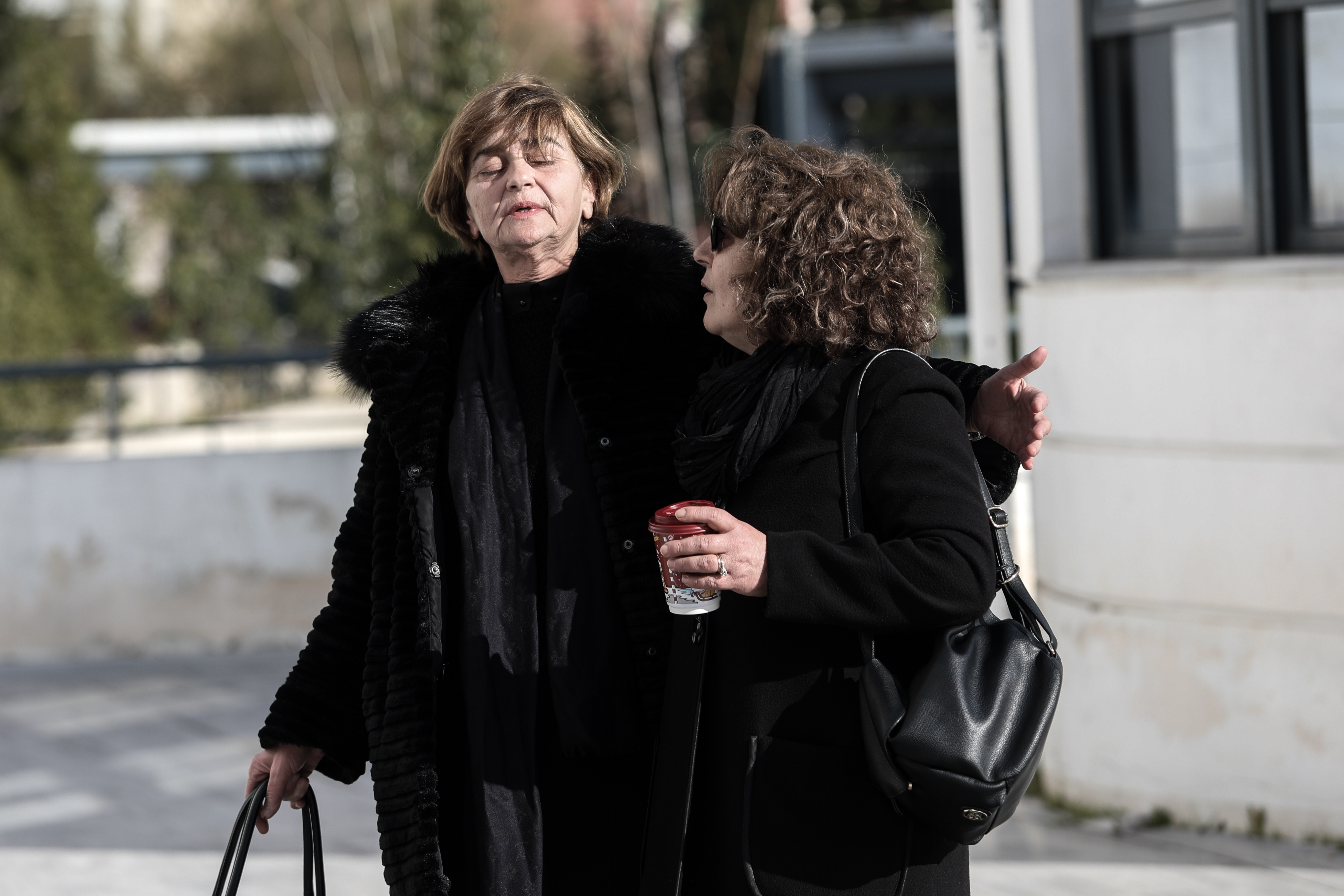 magda_fyssa_mana_topaloydi3.jpg Η μάνα της Ελένης Τοπαλούδη καταρρέει στην αγκαλιά της Μάγδας Φύσσα (eurokinissi)