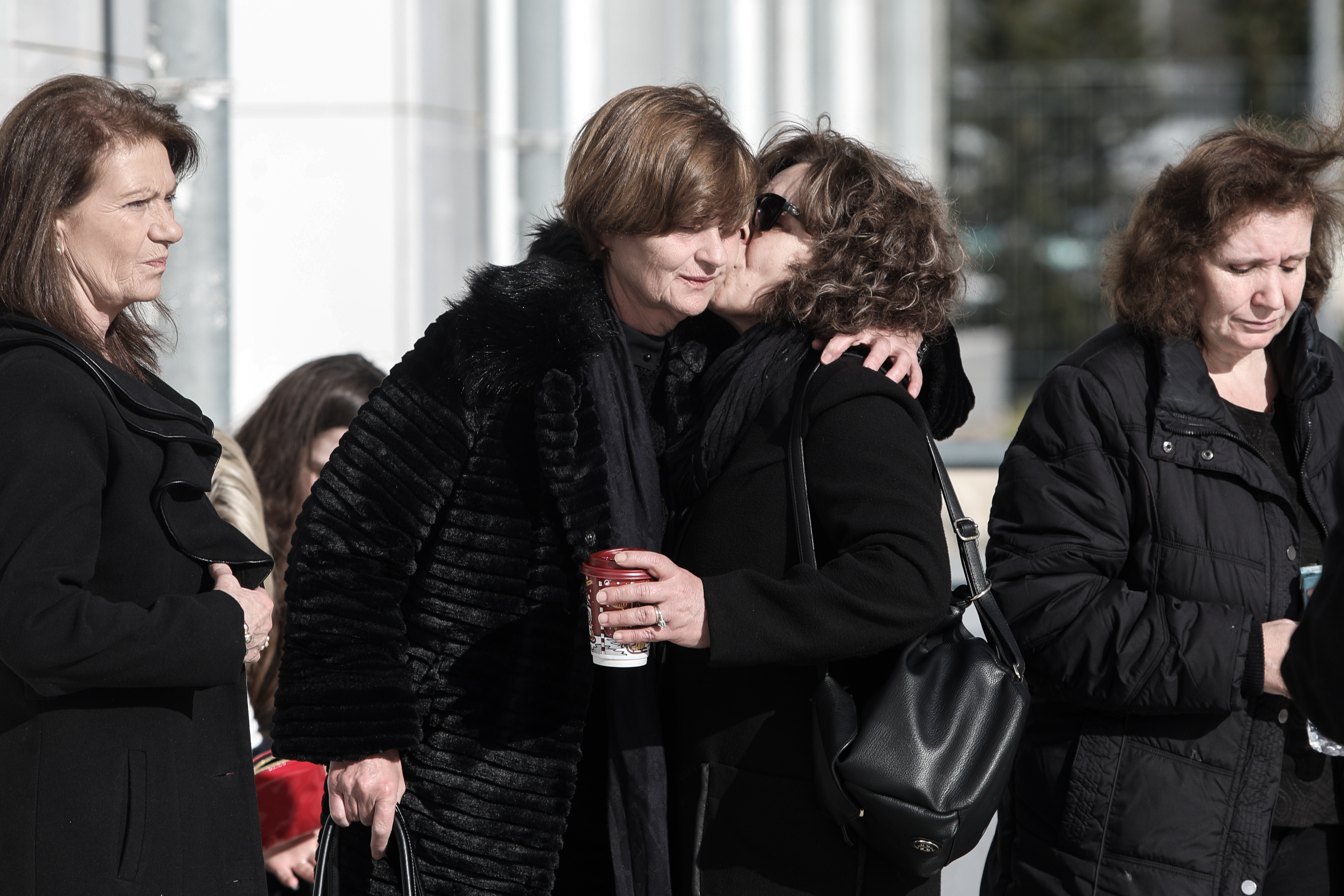 magda_fyssa_mana_topaloydi4.jpg Η μάνα της Ελένης Τοπαλούδη καταρρέει στην αγκαλιά της Μάγδας Φύσσα (eurokinissi)