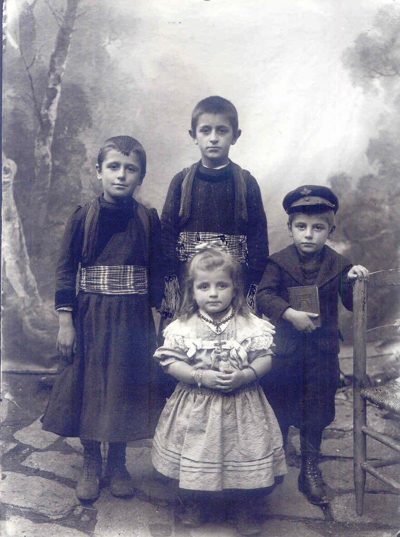 800px-paidia_apo_tin_kleisoyra_kastorias.jpg 800px-paidia_apo_tin_kleisoyra_kastorias.jpg
