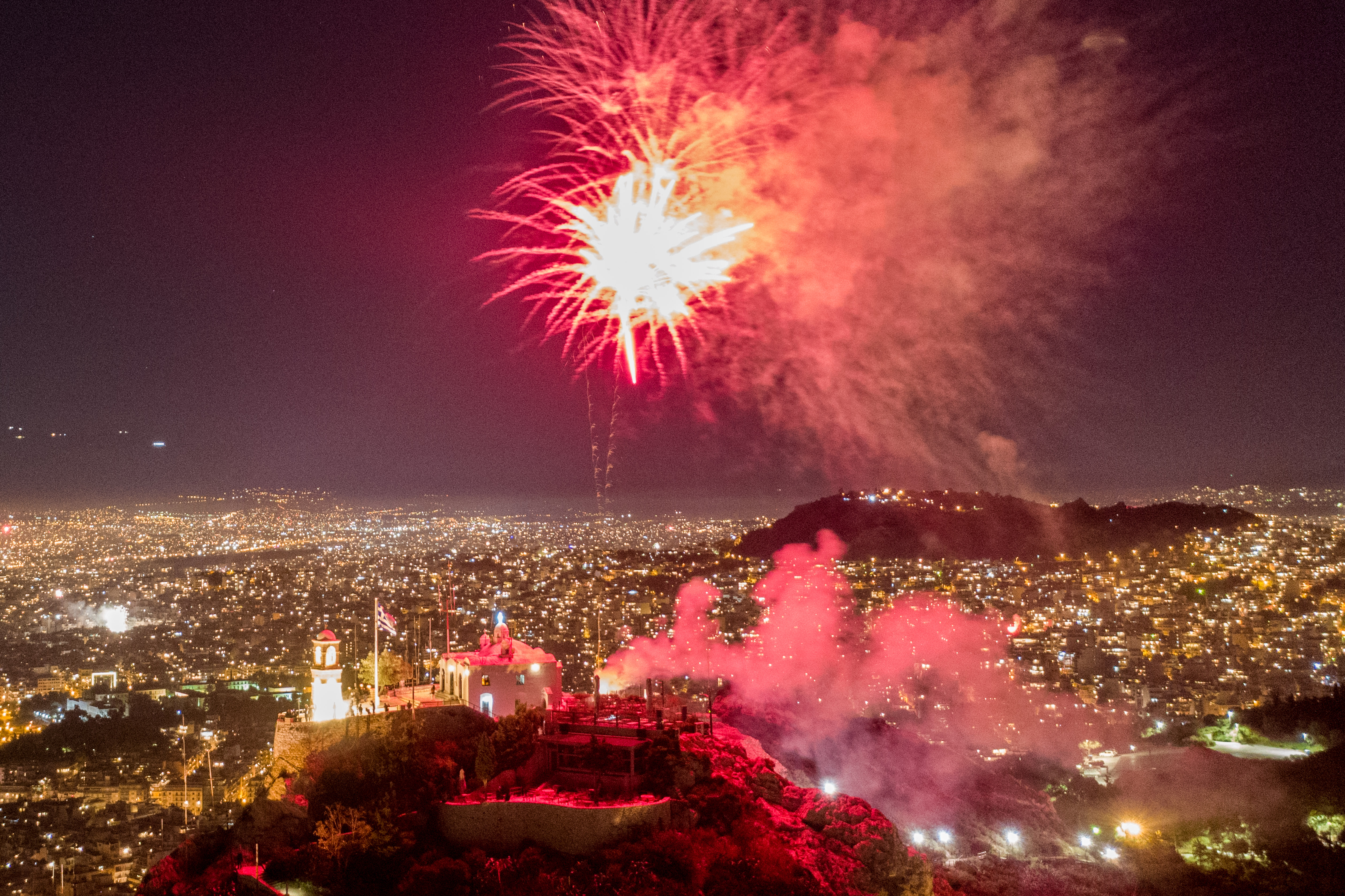 5071303.jpg Βεγγαλικά στον αττικό ουρανό για την Ανάσταση