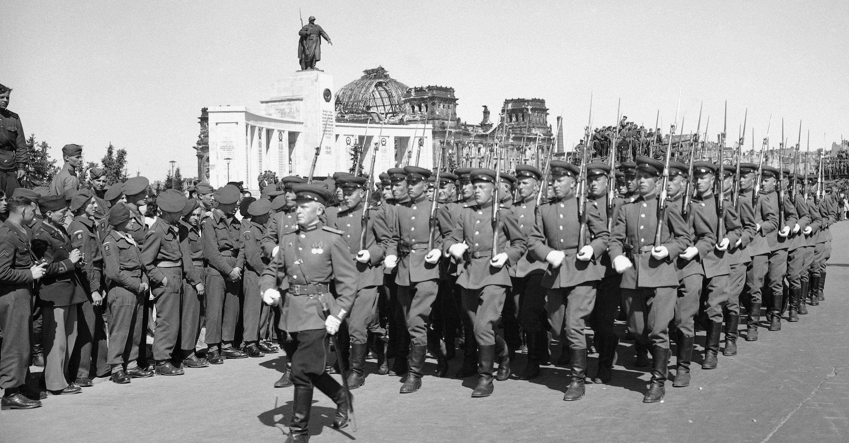 ap_460509164.jpg Ρωσικά στρατεύματα παρελαύνουν την 9η Μαΐου 1946 στο Βερολίνο (AP)