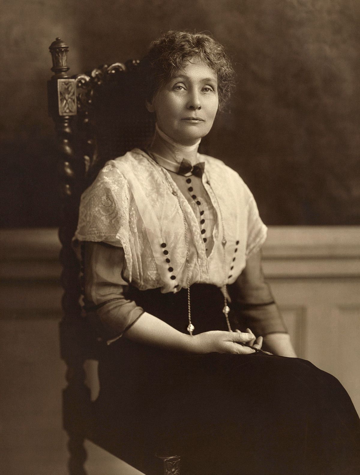 emmeline_pankhurst_seated_1913.jpg emmeline_pankhurst_seated_1913.jpg