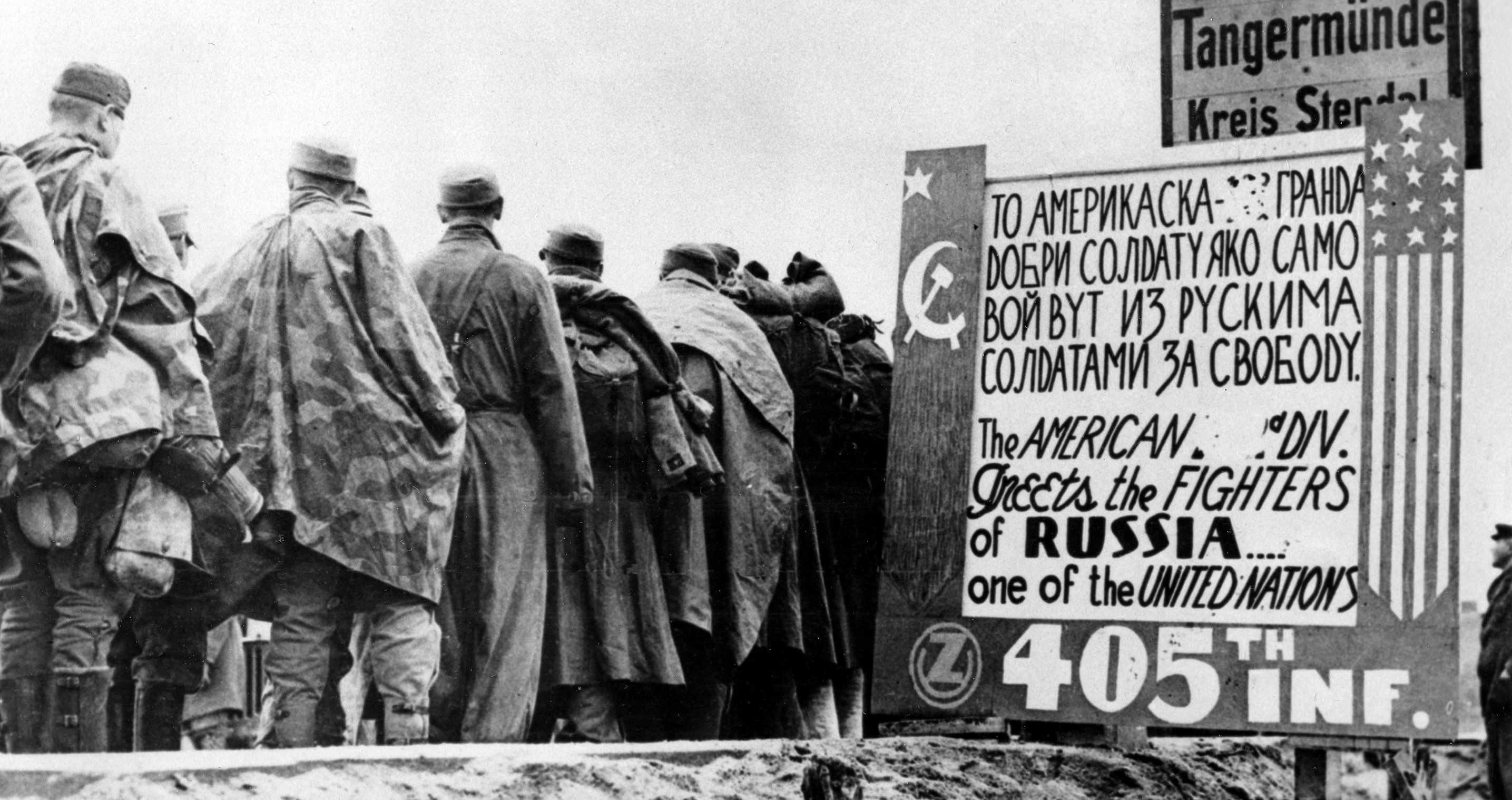 german-troops.jpg Συλληφθέντες Γερμανοί στρατιώτες περνούν μια ρωσοαγγλική πινακίδα που χτίστηκε από τους άνδρες του ένατου στρατού των ΗΠΑ στις 9 Μαΐου 1945. Η πινακίδα φέρει αριστερά την σημαία της ΕΣΣΔ και δεξιά την αστερόεσσα σηματοδοτώντας την ένωση των συμμαχικών δυνάμεων κατά του φασισμού