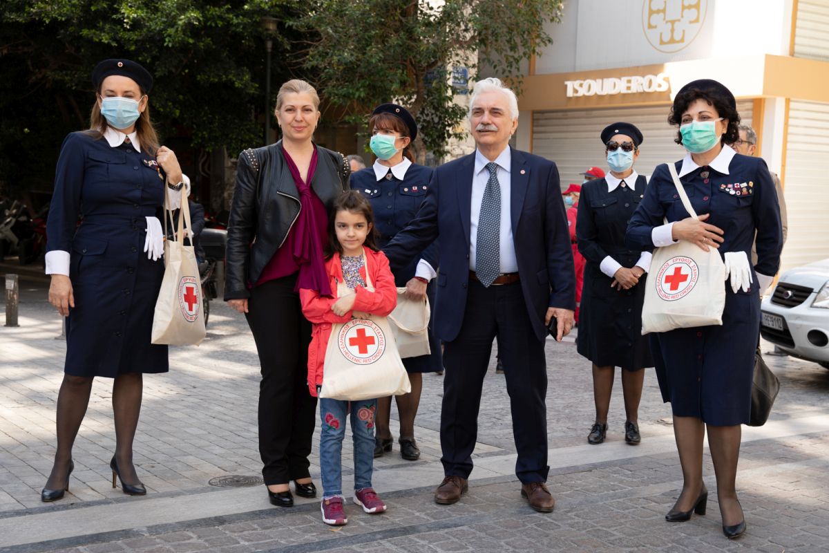 ph3.jpg Ο πρόεδρος του Ελληνικού Ερυθρού Σταυρού Αντώνης Αυγερινός μαζί με εθελοντόντριες του Οργανισμού μοίρασαν μάσκες και φυλλάδια στο κέντρο της Αθήνας