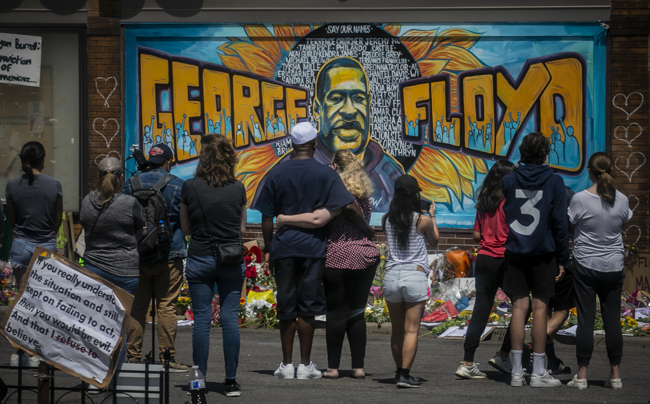 ap_20153049656490.jpg Τοιχογραφία για τον George Floyd