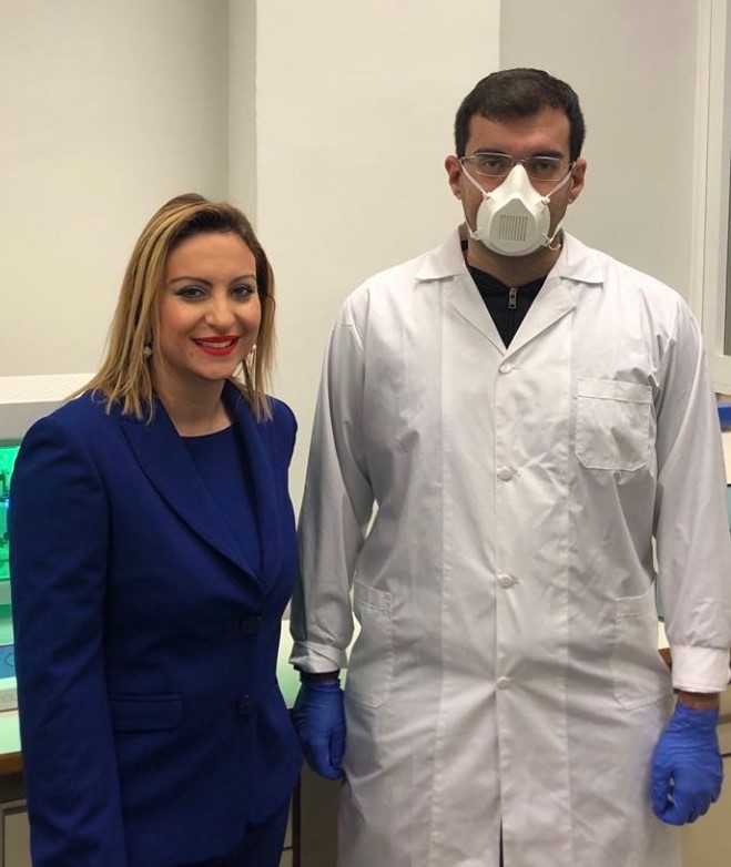 i_epikefalis_tis_omadas_nanoiatrikis_barbara_karagkiozaki_kai_o_nanotehnologos_alexandros_orfanos_me_tin_ektypomeni_maska_toy_apth.jpg i_epikefalis_tis_omadas_nanoiatrikis_barbara_karagkiozaki_kai_o_nanotehnologos_alexandros_orfanos_me_tin_ektypomeni_maska_toy_apth.jpg