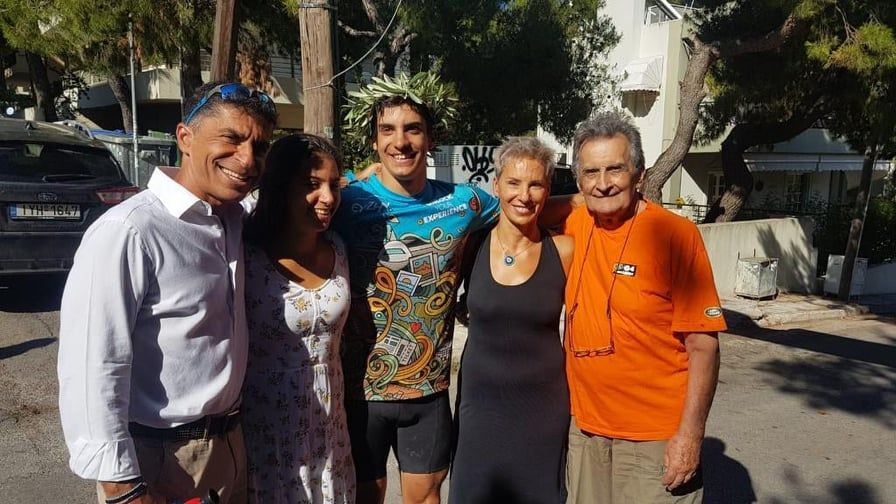 77777.jpg Μαζί με τους υπερήφανους γονείς, την αδελφή του και τον παππού που τον περίμεναν με αγωνία