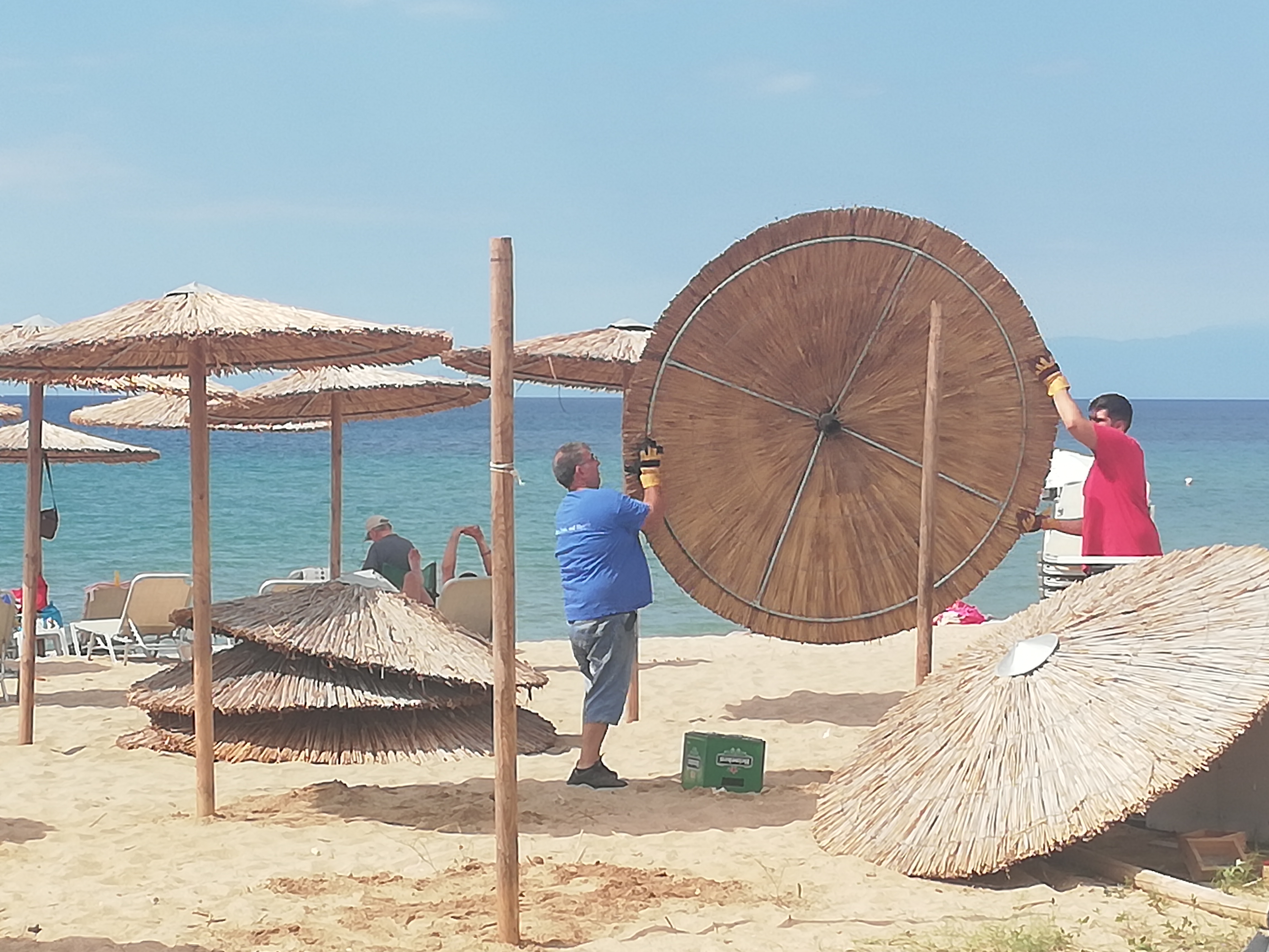 o_giannis_mitroylakis_me_ton_gio_toy_stinoyn_tis_nees_ompreles_sto_beach_bar.jpg o_giannis_mitroylakis_me_ton_gio_toy_stinoyn_tis_nees_ompreles_sto_beach_bar.jpg