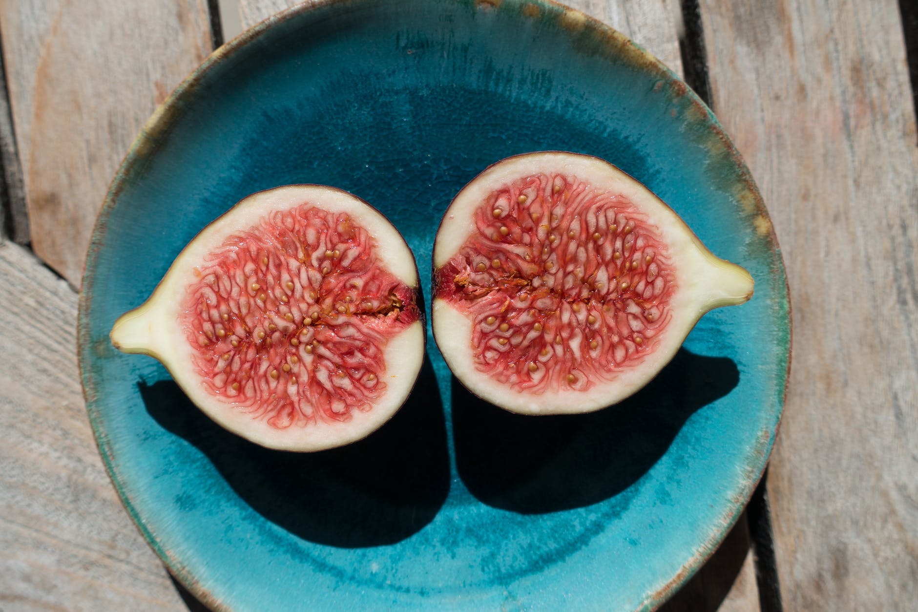 fig-sliced-plate-wooden-table.jpg fig-sliced-plate-wooden-table.jpg