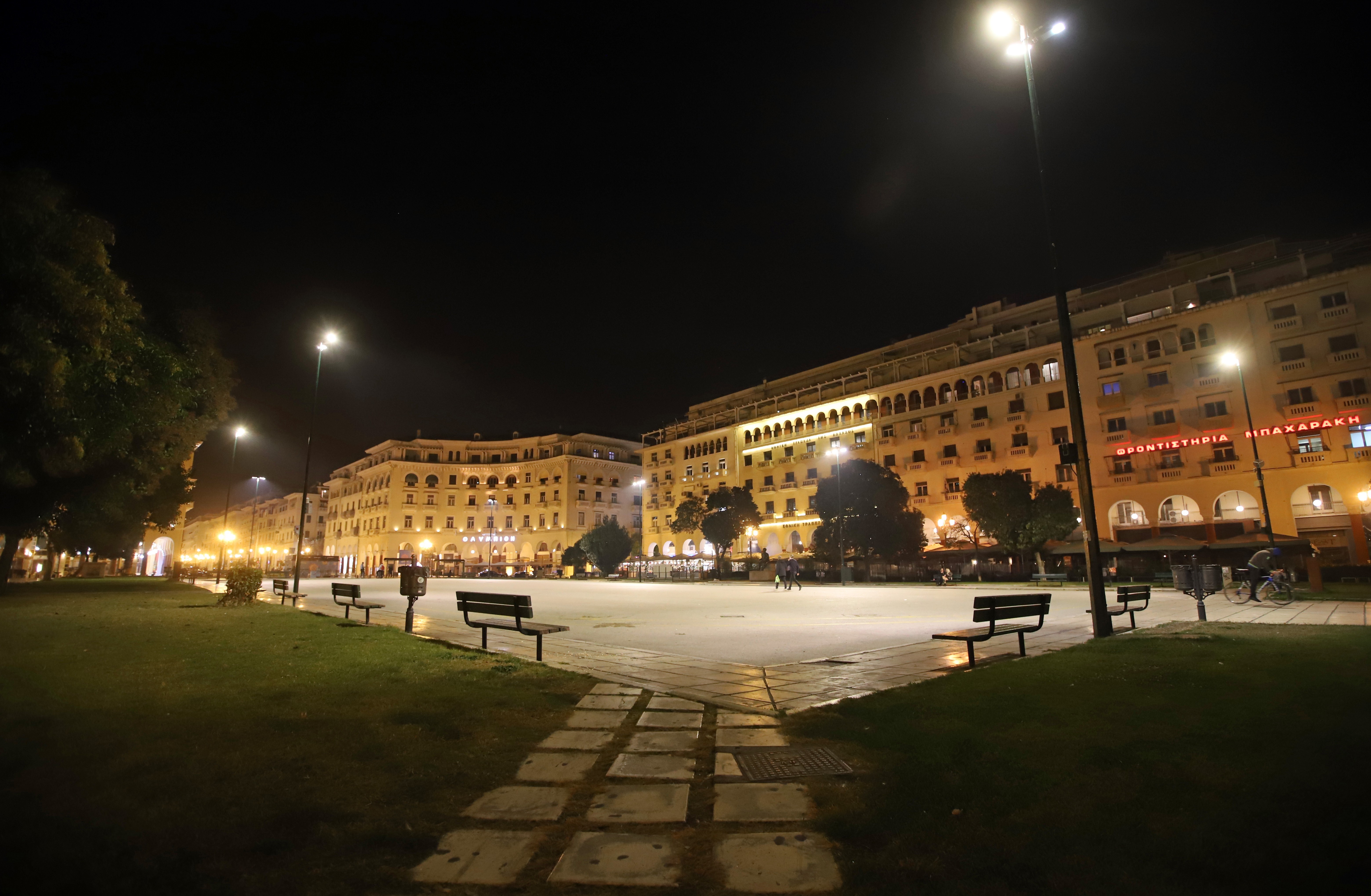 thessaloniki-lockdown.jpg Ερήμωσε η Θεσσαλονίκη από τις 21:00 της Παρασκευής (eurokinissi)