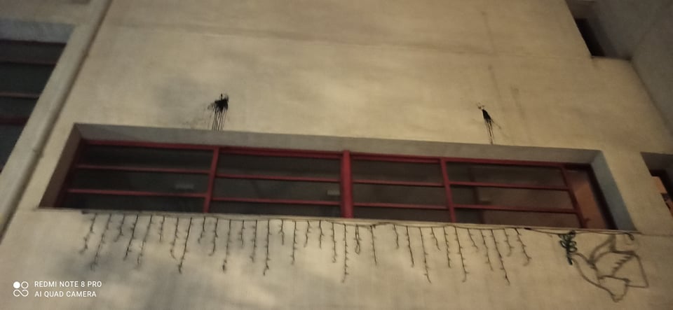 dimarxeio2.jpg Φθορές στο δημαρχείο Καισαριανής από κουκουλοφόρους