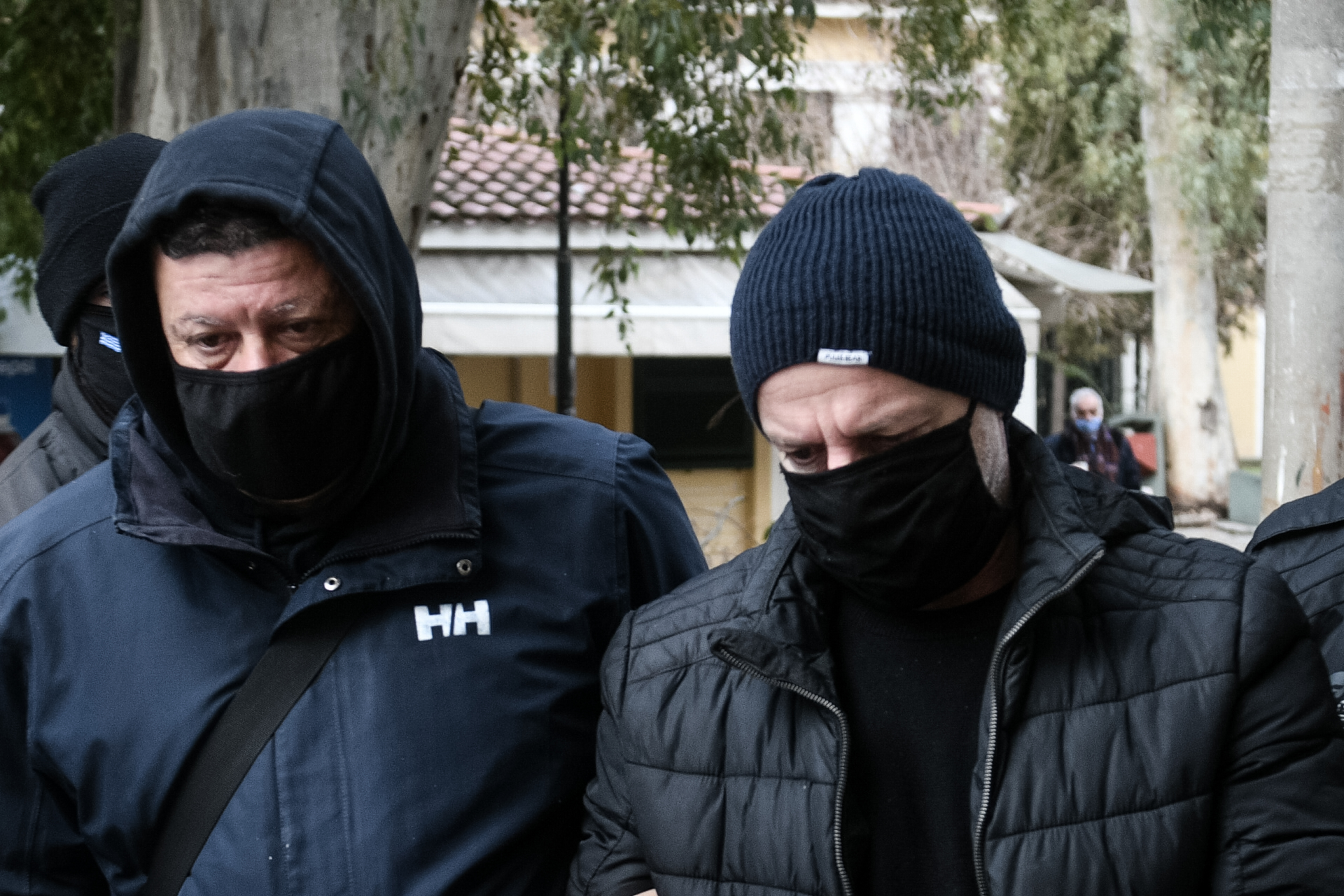 dimitris-lignadis2.jpg Ο Δημήτρης Λιγνάδης με χειροπέδες