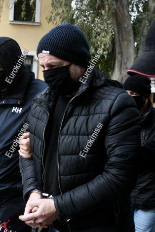 dimitris-lignadis3.jpg Ο Δημήτρης Λιγνάδης με χειροπέδες