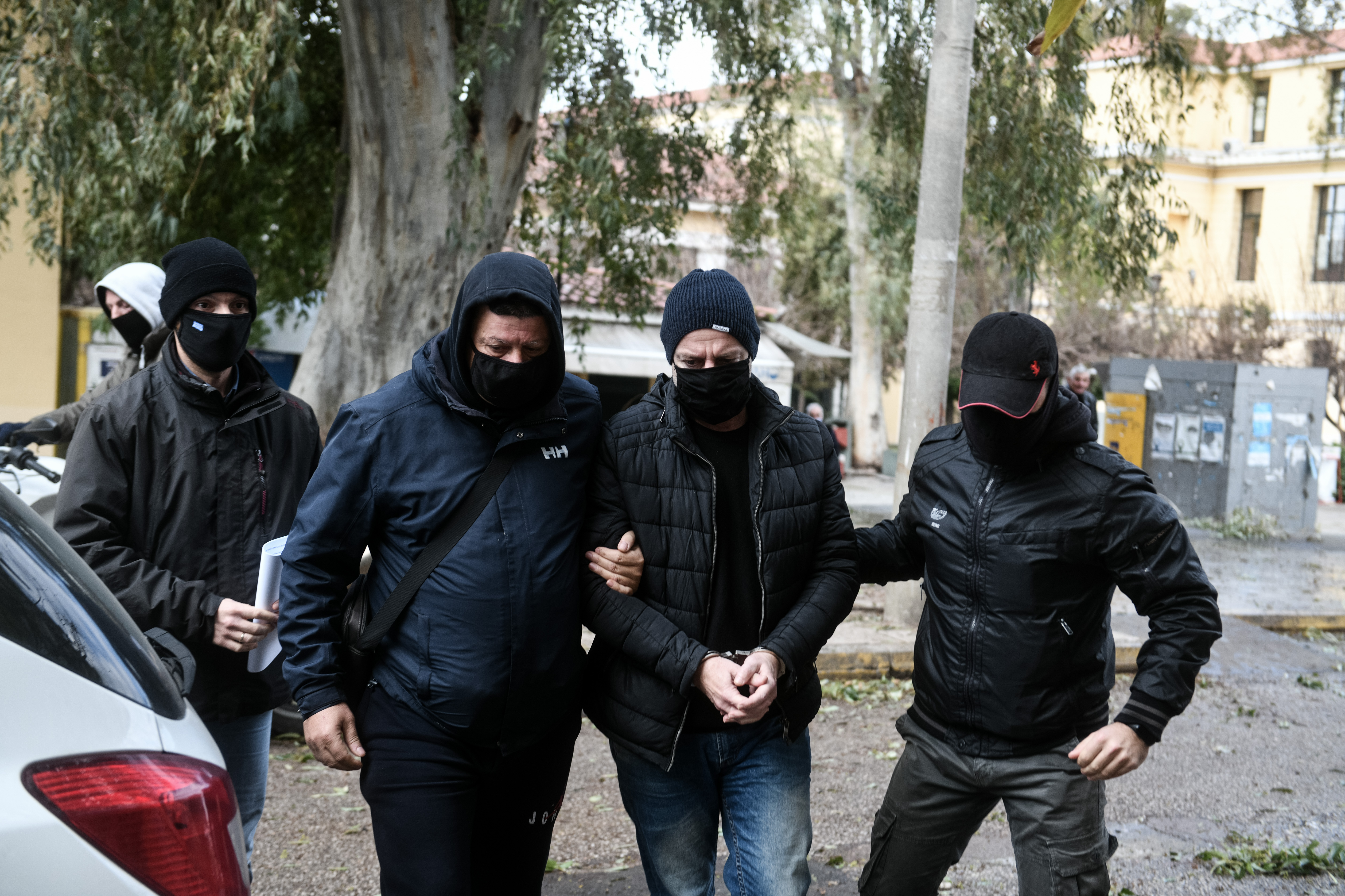 dimitris-lignadis4.jpg Ο Δημήτρης Λιγνάδης με χειροπέδες