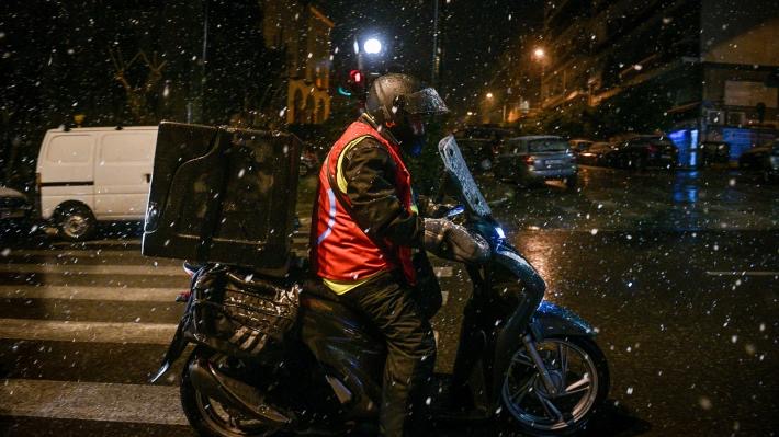 img-0113.jpg Ο Γιάννης Σκλάβος παραδίδει παραγγελία μέσα σστην κακοκαιρία