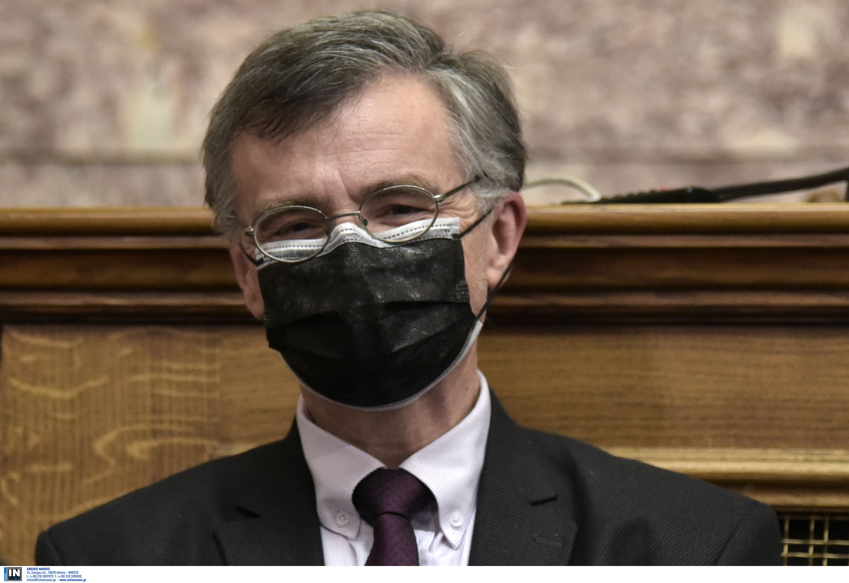 tsiodras-dipli-maska-boyli.jpg με διπλή μάσκα ο Σωτήρης Τσιόδρας στη Βουλή
