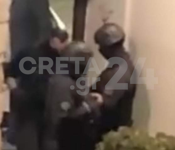 peripolika-skalani1.jpg Κατά την έφοδο της αστυνομίας στο σπίτι οι περίπου 20 καλεσμένοι, διέφυγαν από γειτονικές ταράτσες