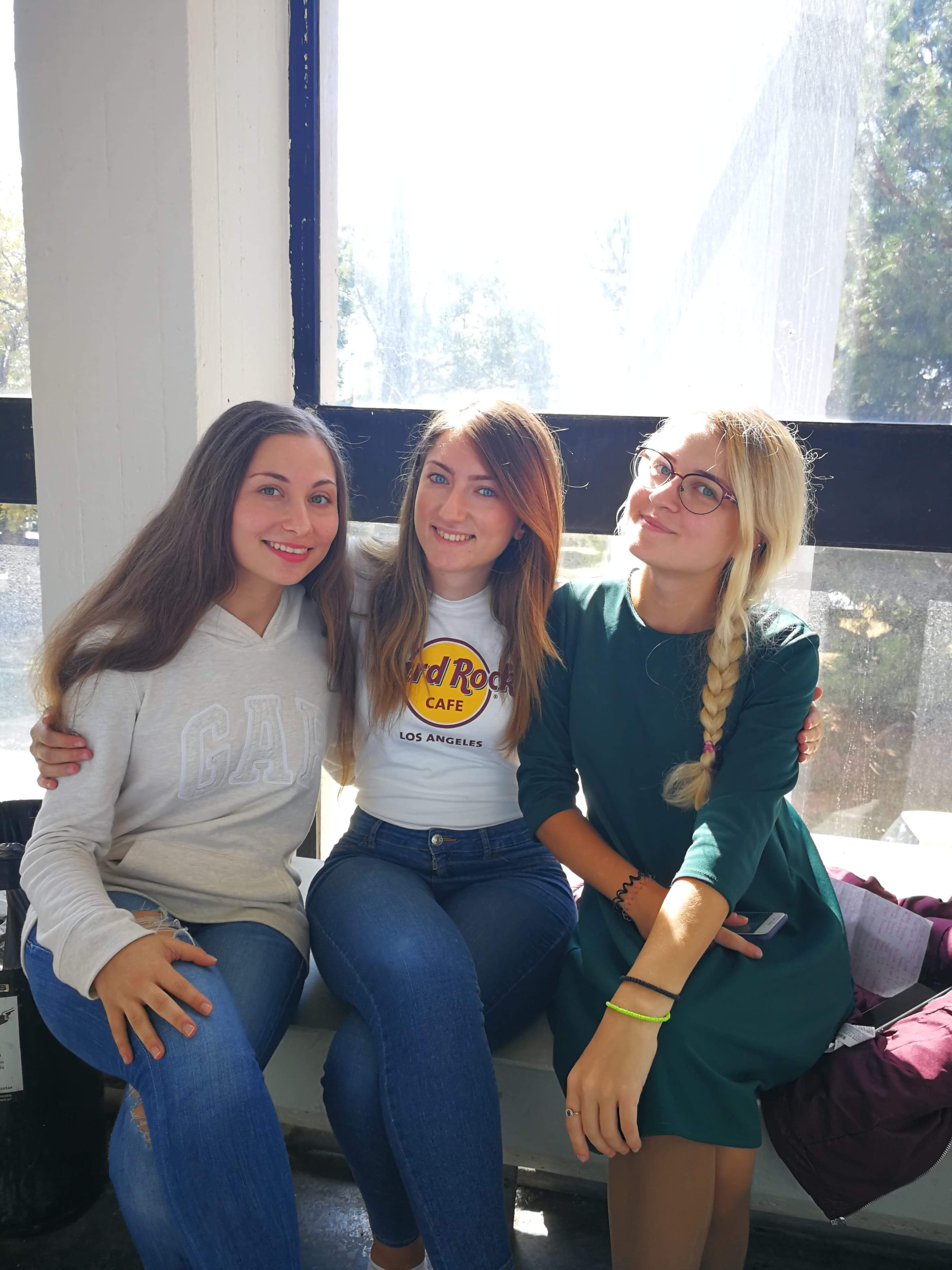 -328769855_received_326849337895831_532311.jpeg Η Rula Chalamani με συμφοιτητές της στο ΑΠΘ
