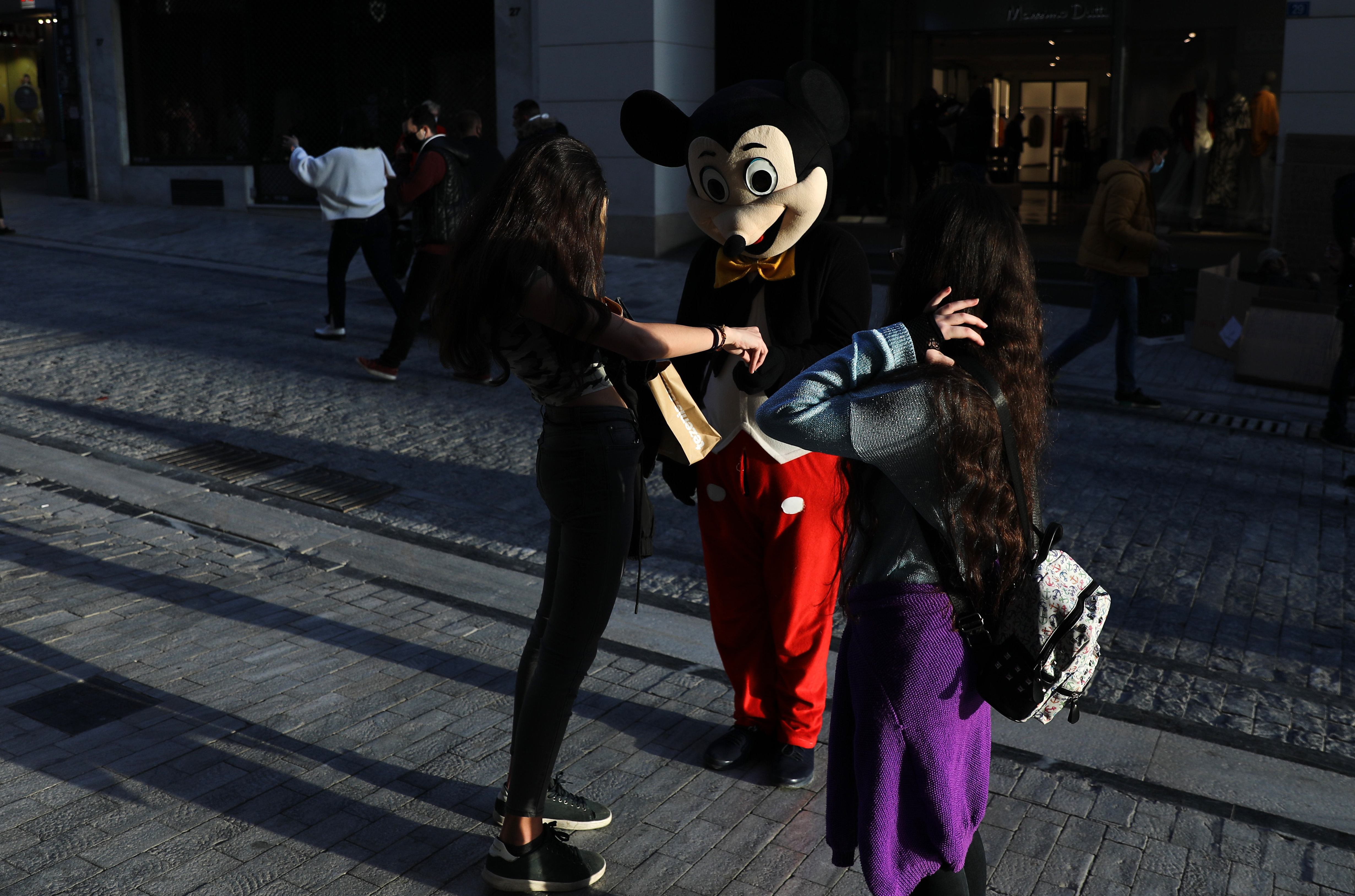 3144761.jpg Αρκετός κόσμος στηνν αγορά το Σάββατο