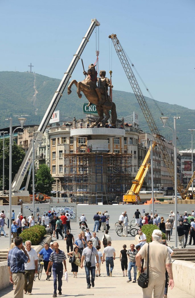 ap_110621115168.jpeg Associated Press-Η τοποθέτηση των αγαλμάτων κατά τη διάρκεια του πρότζεκτ Σκόπια 2014