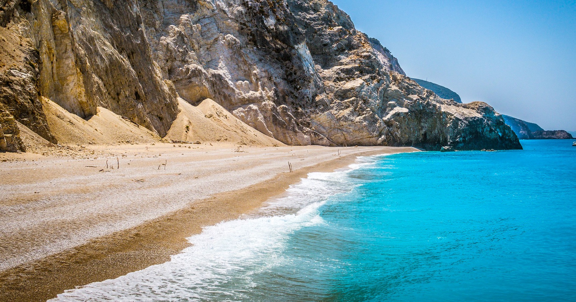 beach-4405371_1920.jpg