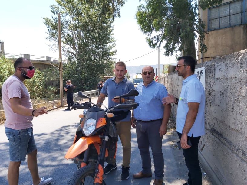 photo1.jpg ο Αντιδήμαρχος Πολιτικής Προστασίας Δήμου Ασπροπύργου Θεμιστοκλής Τσίγκος και αντιδήμαρχος τεχνικών υπηρεσιών Δήμου Ασπροπύργου Αναστάσιος Παπαδόπουλος - Ο δήμαρχος Νικόλαος Μελετίου είναι στο κέντρο επιχειρήσεων.