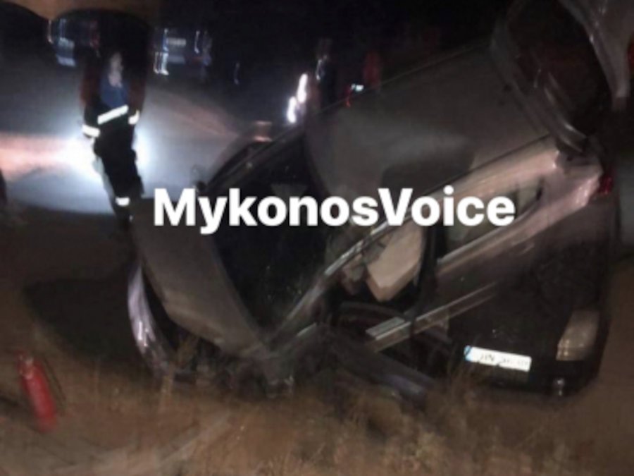 autokinita-troheo-mikonos.jpeg Χάος μετά από τροχαίο στη Μύκονο: ΙΧ «προσγειώθηκε» σε παρκαρισμένα οχήματα