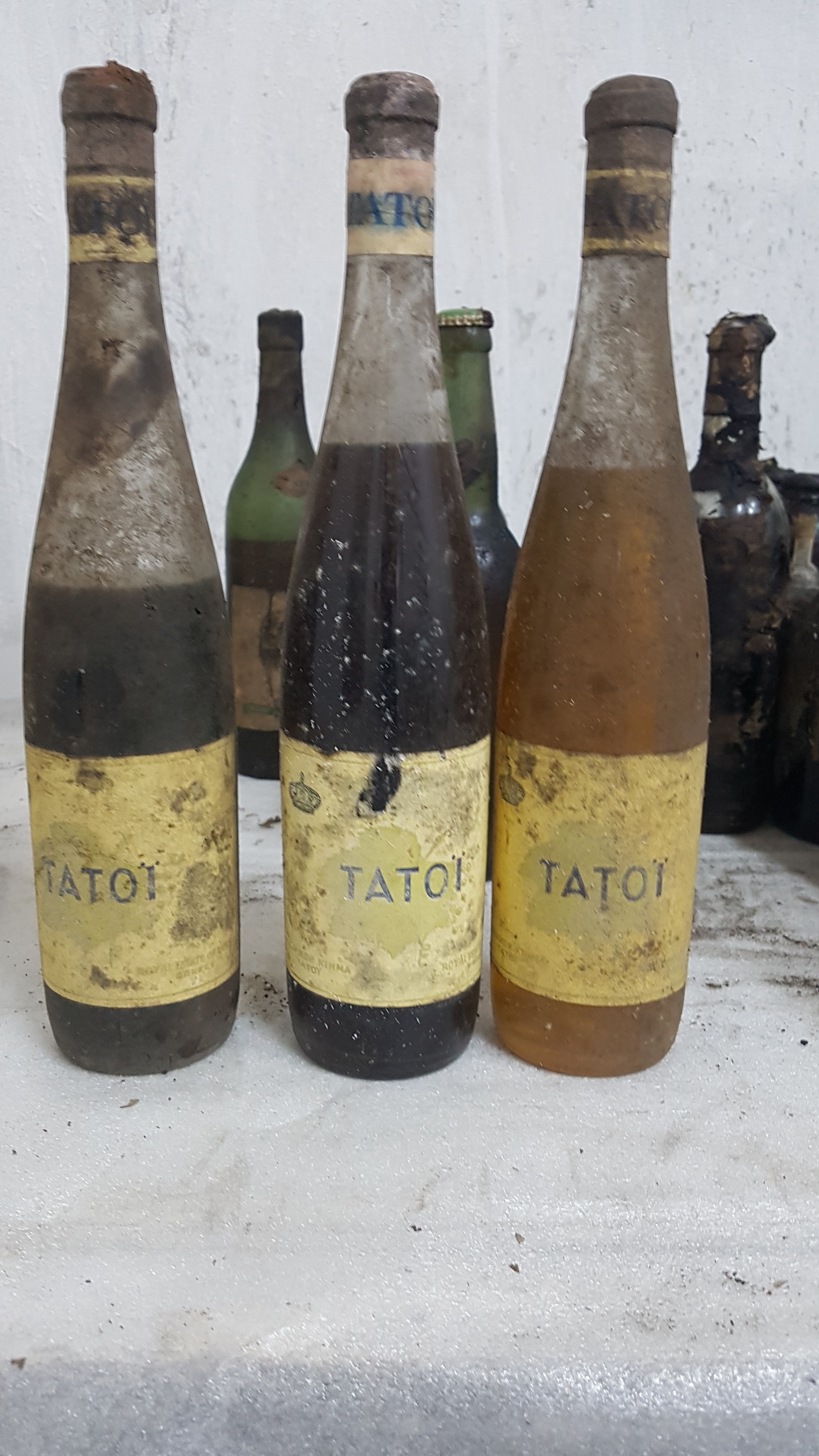 fiales_krasioy_me_tin_etiketa_toy_ktimatos_tatoioy.jpg fiales_krasioy_me_tin_etiketa_toy_ktimatos_tatoioy.jpg
