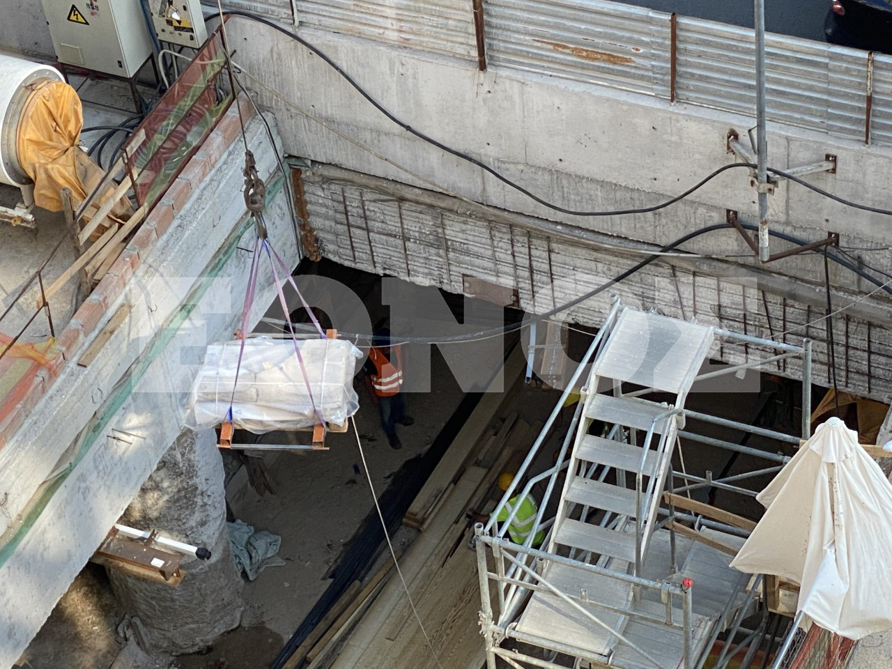 thumbnail_image_50728449_1.jpg Θεσσαλονίκη: Καρέ-καρέ η απόσπαση των αρχαίων του Μετρό στο Σταθμό Βενιζέλου