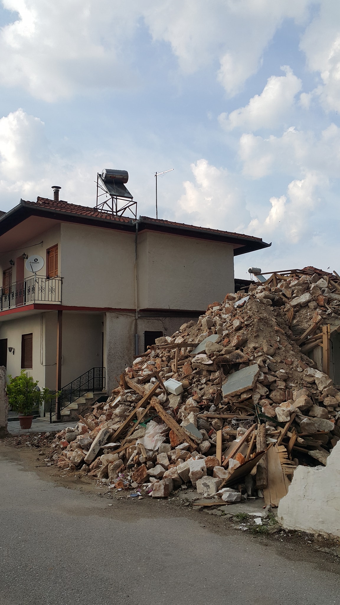 201572008_10225411294966983_8878127674985103355_n.jpeg Ελασσόνα: Άφησαν τους σεισμόπληκτους αμανάτι με… τα μπάζα και τα ετοιμόρροπα σπίτια - Στο… περίμενε για αποζημιώσεις οι κάτοικοι