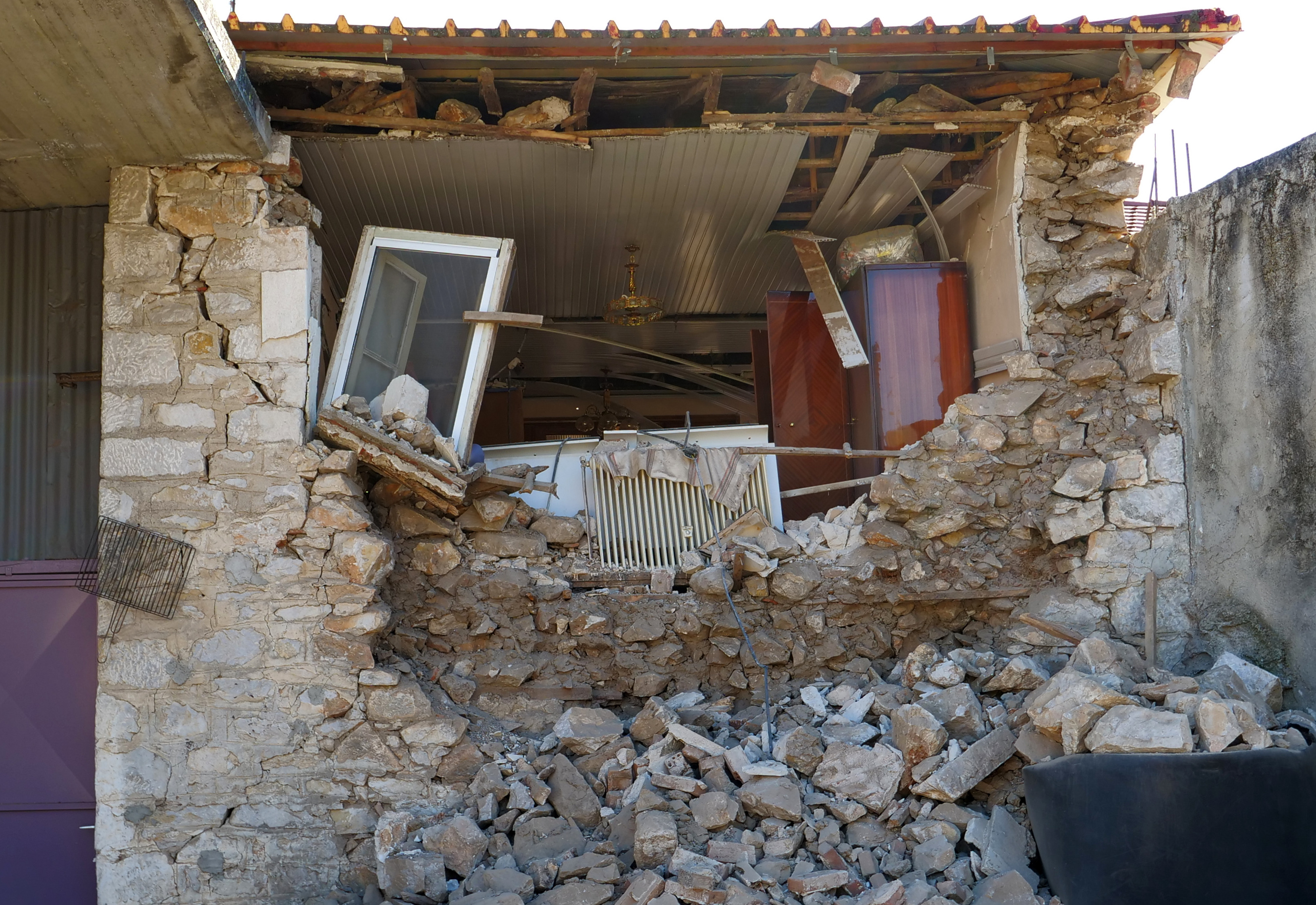 3108070.jpg Ελασσόνα: Άφησαν τους σεισμόπληκτους αμανάτι με… τα μπάζα και τα ετοιμόρροπα σπίτια - Στο… περίμενε για αποζημιώσεις οι κάτοικοι