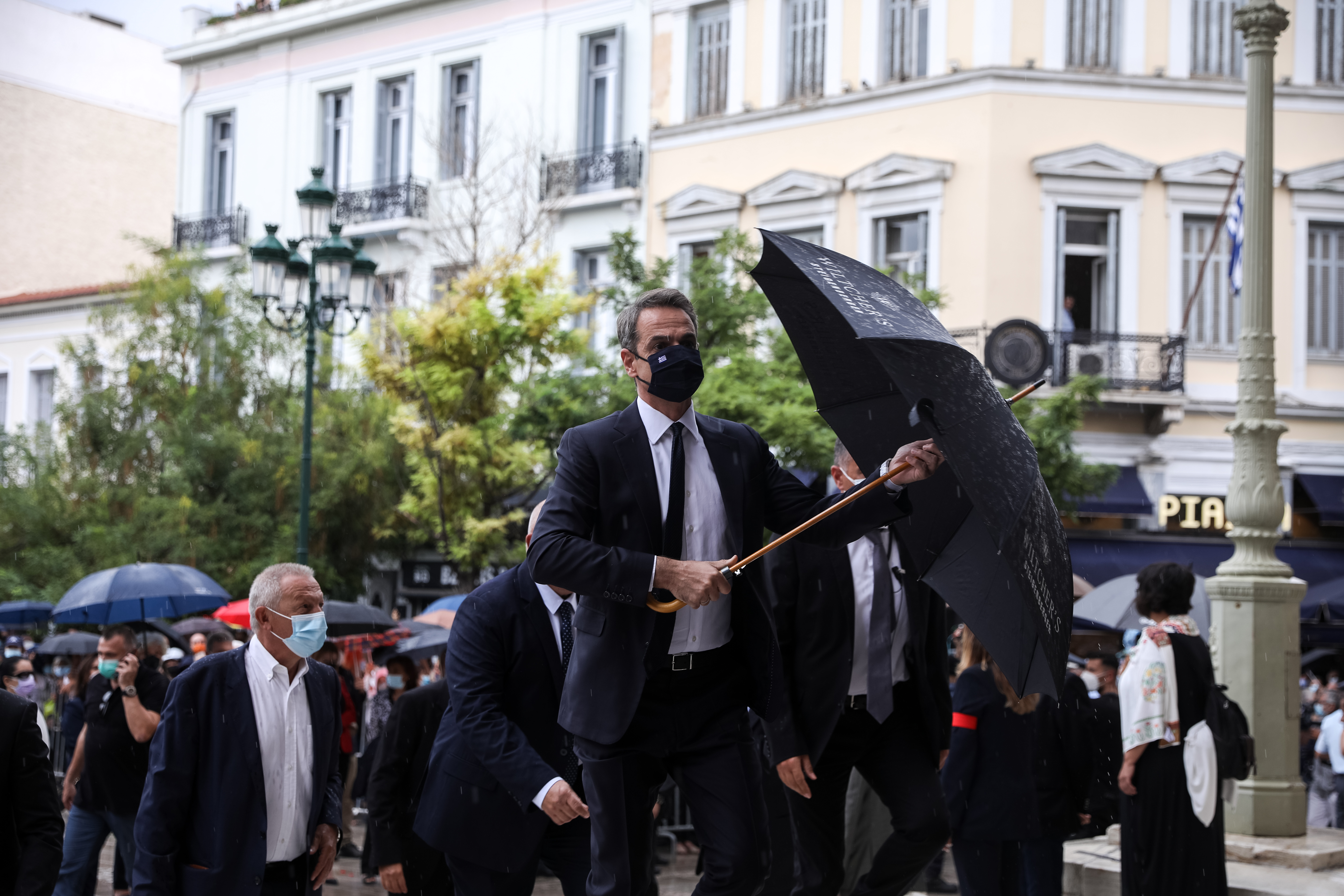 mitsotakis-obrella2.jpg mitsotakis-obrella2.jpg