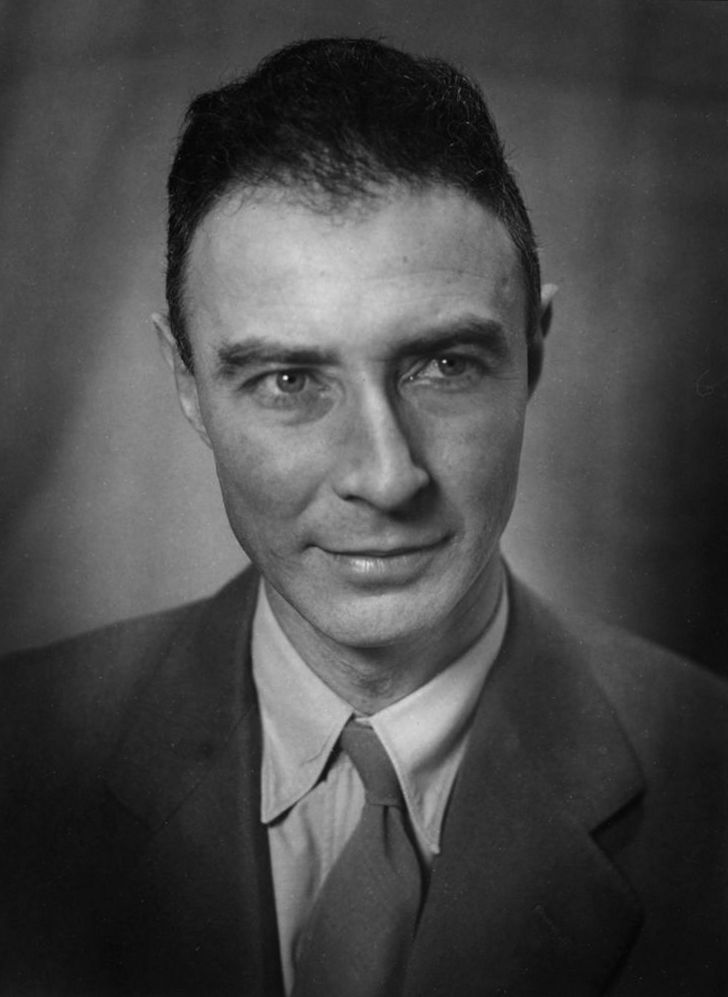 oppenheimer_los_alamos_portrait.jpg Ρόμπερτ Τζ. Οπενχάιμερ