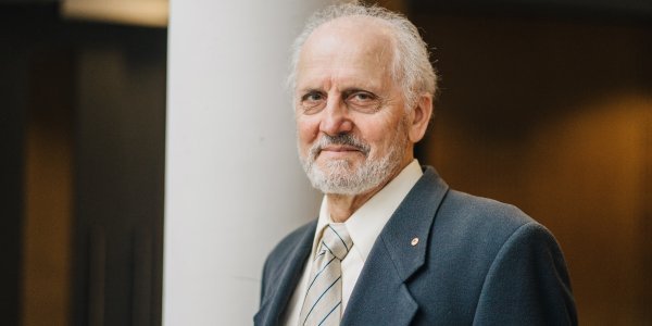 professor-paxinos.jpg professor-paxinos.jpg