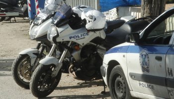 Περιπολικό και μοτοσικλέτες της ΕΛΑΣ