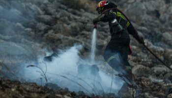 Άνδρας της Πυροσβεστικής προσπαθεί να σβήσει φωτιά