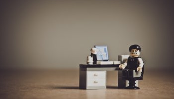Μόνος εργαζόμενος σε γραφείο