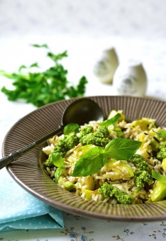 pilafi_me_kolokythakia_mprokolo_kai_pesto.jpg pilafi_me_kolokythakia_mprokolo_kai_pesto.jpg